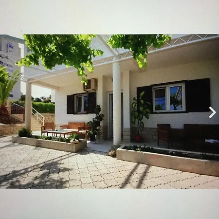 Shanna Apartman *