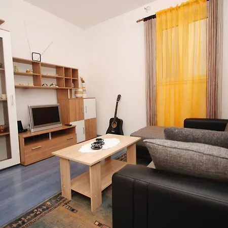Shanna Apartman *