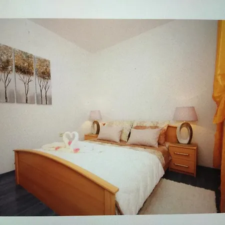 Shanna Apartment Split